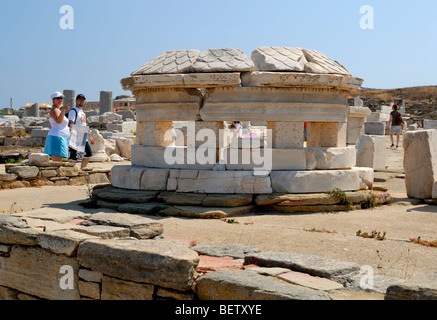 La piccola circolare edificio in marmo in piazza dell'Agorà del Competaliasts è un ex-voto del dio Hermaists. Il Romano Foto Stock