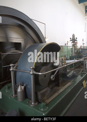 Il motore di vapore alimentare i telai della Queen Street MIll museo tessile a Burnley in Lancashire,il volano è sul retro Foto Stock