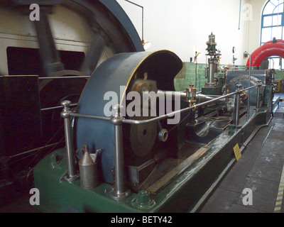 Il motore di vapore alimentare i telai della Queen Street MIll museo tessile a Burnley in Lancashire,il volano è sul retro Foto Stock