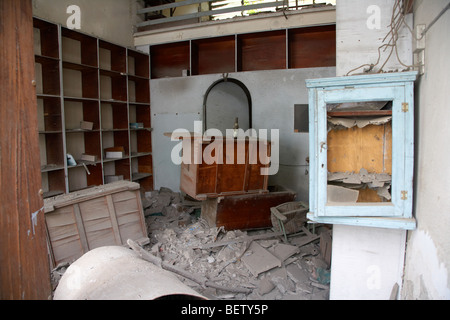 Abbandonato di proprietà turca negozio vicino a l'ONU zona di buffer nel verde della linea che divide il nord e il sud di Cipro a Nicosia lefkosia Foto Stock