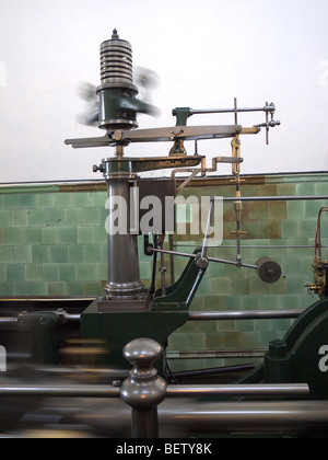 Il motore di vapore alimentare i telai della Queen Street MIll museo tessile a Burnley in Lancashire,il regolatore di vapore vorticosamente Foto Stock