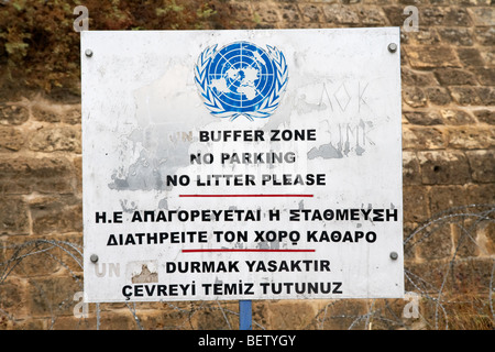 Onu zona buffer n. parcheggio nessun segno di lettiera in la linea verde che divide il nord e il sud di Cipro a Nicosia lefkosia Foto Stock