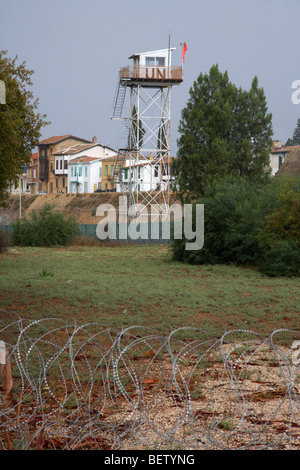 Torre di avvistamento in area riservata dell'ONU zona di buffer nel verde della linea che divide il nord e il sud di Cipro a Nicosia lefkosia Foto Stock