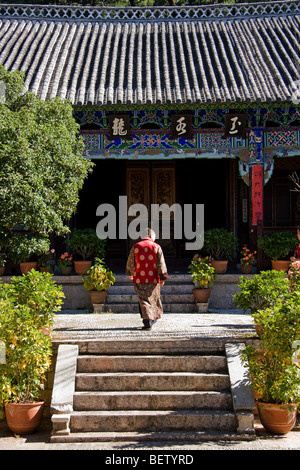 Monaco stepping all'interno di cinque Phoenix Hall tempio di Lijiang Drago Nero Piscina Foto Stock