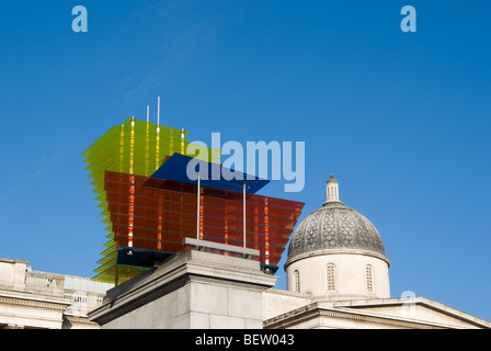 'Modello per un hotel' di Thomas Schütte sul quarto zoccolo in Trafalgar Square a Londra. Foto Stock