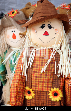 Carino spaventapasseri figurina utilizzato per celebrare la caduta Foto Stock
