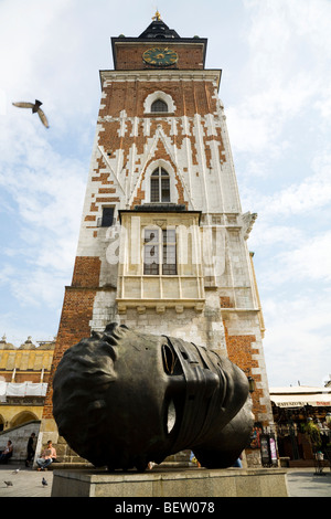 Scultura in bronzo - Eros Bendato - ('Eros legati') da Igor Mitoraj, dalla torre del Palazzo Comunale, la piazza principale del mercato. Cracovia. La Polonia. Foto Stock