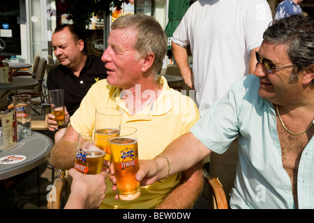 Inglese gli uomini su un addio al celibato weekend visita a Cracovia godetevi un drink nella piazza principale del mercato / Markt Square. Cracovia. La Polonia. Foto Stock