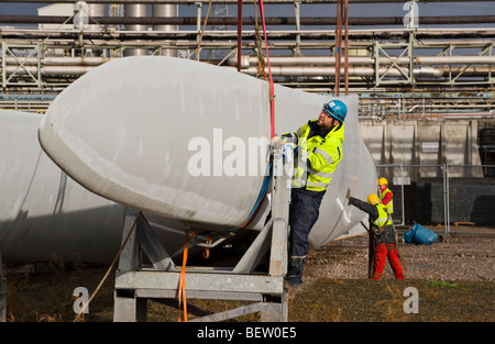 Riggers preparazione di gru per il sollevamento di lame per essere montato a Nordex N90 turbine eoliche in costruzione al Regno Unito Foto Stock