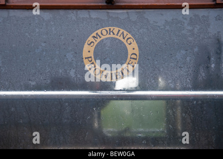 Fumatori segno di restrizione su un vecchio carro ferroviario Foto Stock