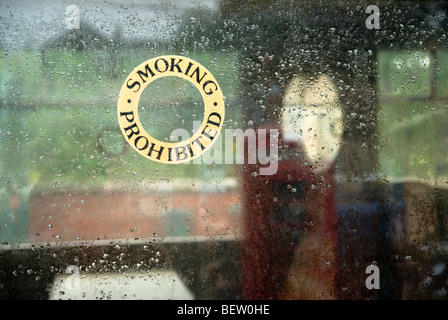 Fumatori segno di restrizione su un vecchio carro ferroviario Foto Stock