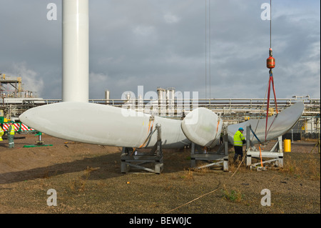 Riggers preparazione di gru per il sollevamento di lame per essere montato a Nordex N90 turbine eoliche in costruzione al Regno Unito Foto Stock