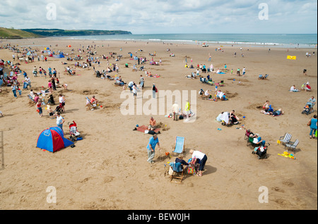 La spiaggia e i turisti a Whitby, Yorkshire Foto Stock