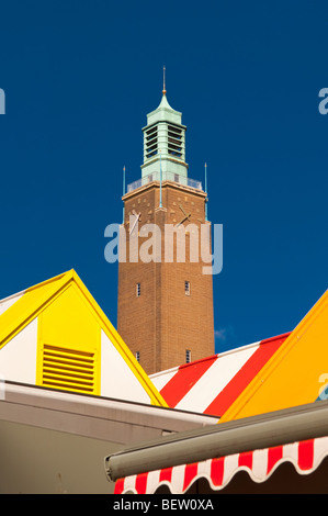 Il Municipio di Clock Tower incorniciata dal mercato all'aperto si spegne a Norwich, Norfolk, Regno Unito Foto Stock