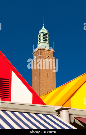 Il Municipio di Clock Tower incorniciata dal mercato all'aperto si spegne a Norwich, Norfolk, Regno Unito Foto Stock