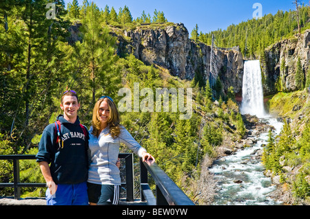 Coppia al Tumalo Falls Viewpoint, Deschutes National Forest, central Oregon. Foto Stock