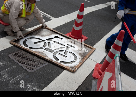 Pittura pista ciclabile della segnaletica stradale in Tokyo, Giappone, martedì 27 luglio 2009. Foto Stock