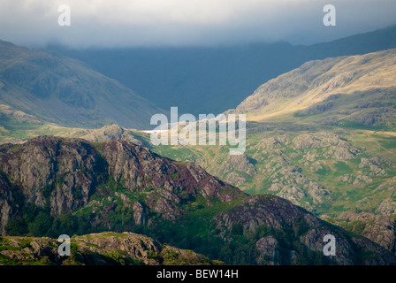 Vista serale da Ulpha cadde verso Seathaite Dam nel distretto del lago, Cumbria Foto Stock
