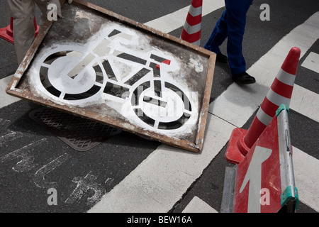 Pittura pista ciclabile della segnaletica stradale in Tokyo, Giappone, martedì 27 luglio 2009. Foto Stock