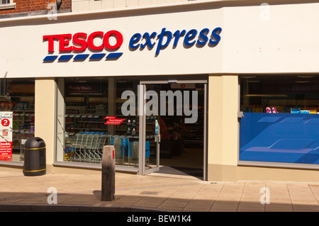 La Tesco Express shop store in Norwich, Norfolk, Regno Unito Foto Stock