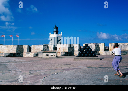 Visitatore fotografare e la storica fortezza, Sito Storico Nazionale di San Juan, la vecchia San Juan, Puerto Rico. Foto Stock