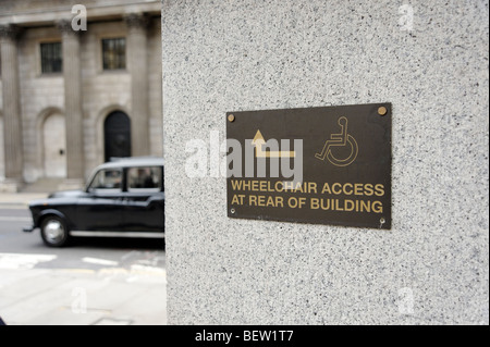 Accesso per la sedia a rotelle di segno. Città di Londra. La Gran Bretagna. Regno Unito Foto Stock