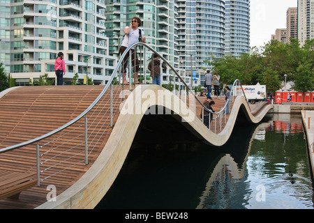 Toronto Waterfront WaveDecks - marciapiedi in legno presso il lago Ontario Shores. WaveDecks ha vinto un Urban Design Award. Foto Stock