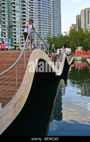 Toronto Waterfront WaveDecks - marciapiedi in legno presso il lago Ontario Shores. WaveDecks ha vinto un Urban Design Award. Foto Stock