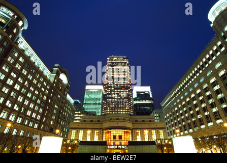 Canary Wharf nei Docklands cercando fino a 1 Canada Square di notte da Cabot Place Foto Stock