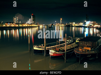 Barche casa ormeggiato a Chelsea embankment durante la notte con il porto di Chelsea e Battersea raggiungere in background Foto Stock