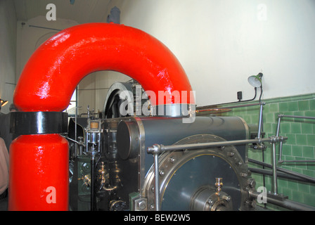 Il motore di vapore alimentare i telai della Queen Street MIll museo tessile in Burnley,Lancashire,il vapore è in tubo rosso Foto Stock