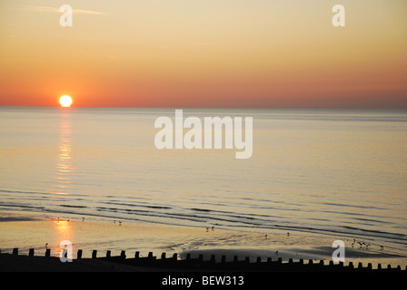 Colori smorzati in mattina presto tramonto sul mare a Eastbourne Inghilterra Regno Unito Foto Stock