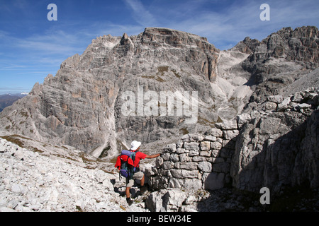 Walker alla prima guerra mondiale le rovine delle Dolomiti italiane Foto Stock