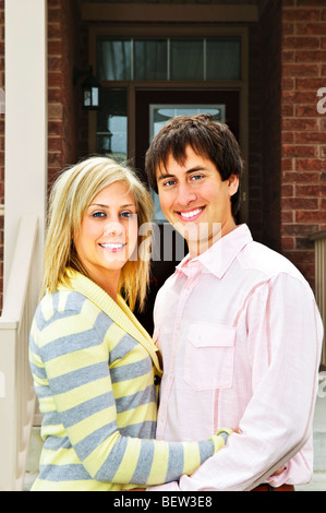 Giovane coppia felice in amore a casa Foto Stock