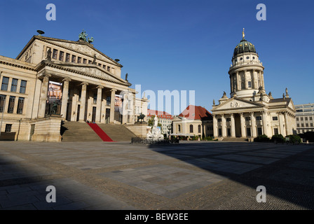 Berlino. Germania. Französischer Dom e la Konzerthaus (sinistra) sulla Gendarmenmarkt. Foto Stock