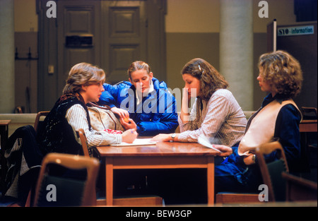 Alta scuola ragazze adolescenti condivisione delle note durante il libero tempo di studio a Stoccolma, Svezia Foto Stock