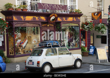 Classic Mini parcheggiata di fronte YinYang shop in Glastonbury High Street Somerset Inghilterra Foto Stock