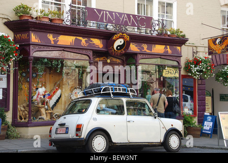 Classic Mini parcheggiata di fronte YinYang shop in Glastonbury High Street Somerset Inghilterra Foto Stock