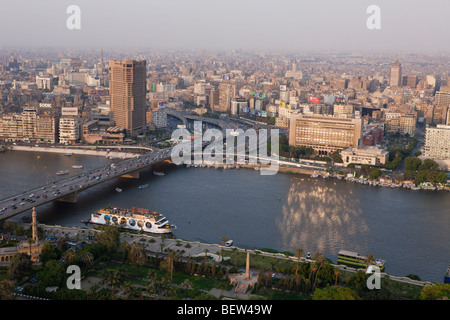 Vista al Cairo e Ponte di 6. Ottobre oltre il Nilo al Cairo, Egitto Foto Stock