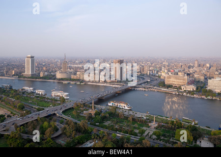 Vista al Cairo e Ponte di 6. Ottobre oltre il Nilo al Cairo, Egitto Foto Stock