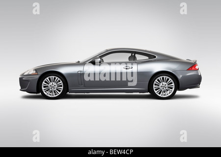 2010 la Jaguar XK in grigio - Driver Profilo laterale Foto Stock