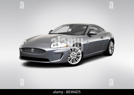 2010 la Jaguar XK in grigio - Vista anteriore angolare Foto Stock