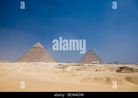 Piramide di Khafra con la piramide di Cheope in background, Il Cairo, Egitto Foto Stock