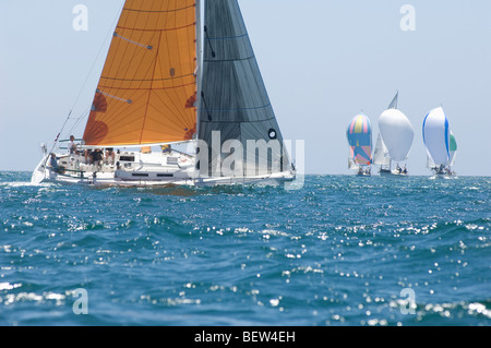 Yachts competere nel team evento vela, California Foto Stock