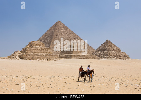 Piramide di Menkaure e tre piccole piramidi di regine, il Cairo, Egitto Foto Stock