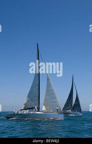 Yachts competere nel team evento vela, California Foto Stock