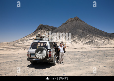 Tour in jeep nel deserto nero, Deserto Libico, Egitto Foto Stock