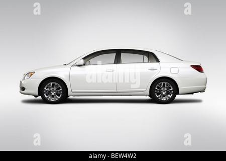 2010 Toyota Avalon XLS in bianco - Driver Profilo laterale Foto Stock