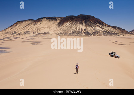 Tour in jeep nel deserto nero, Deserto Libico, Egitto Foto Stock