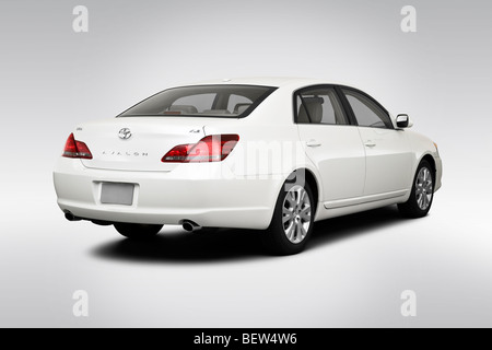 2010 Toyota Avalon XLS in bianco - angolo posteriore vista Foto Stock